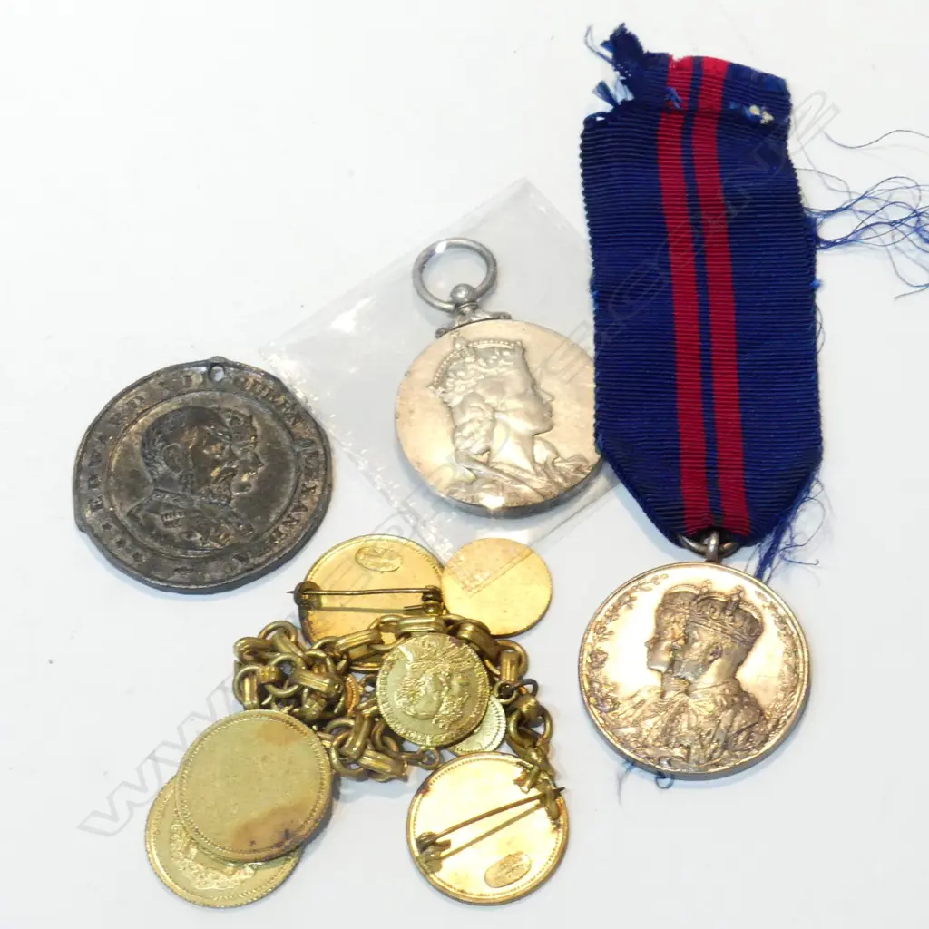 3 CORONATION MEDALS: GEO V, ELIZ II, EDW VII & EDW VII CHARM BRACELET Image 1++