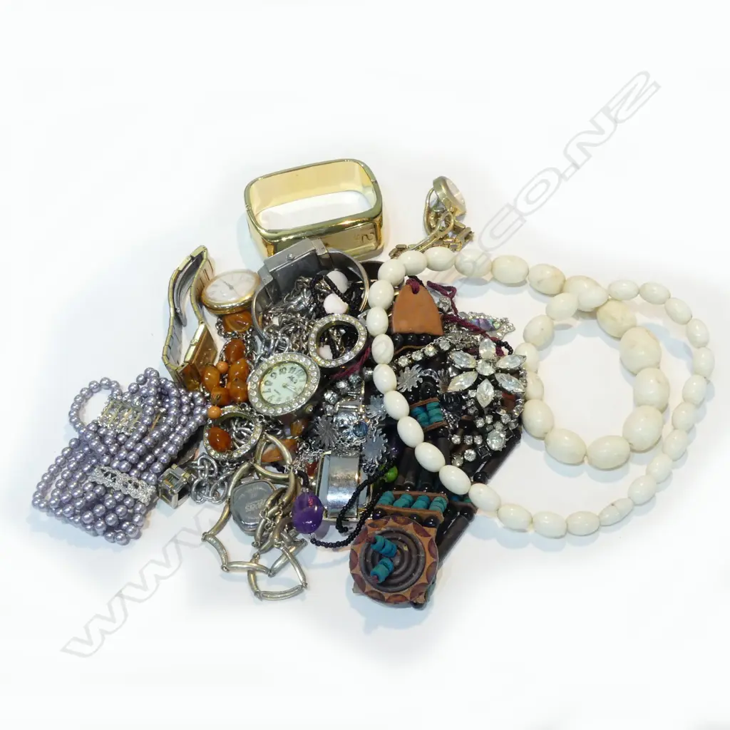 BOX OF ASSORTED JEWELLERY & WATCHES Image 1++