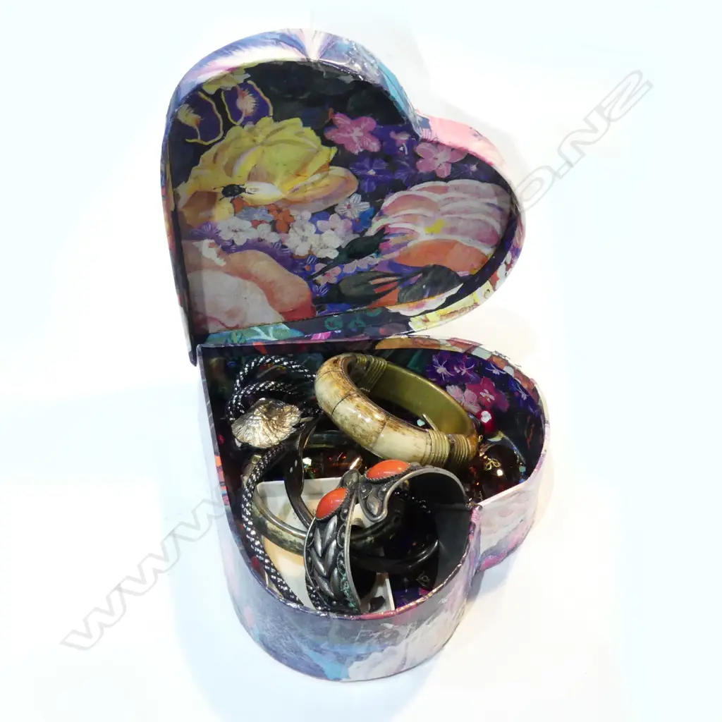 HEART SHAPE BOX WITH ASSORTED JEWELLERY Image 1++