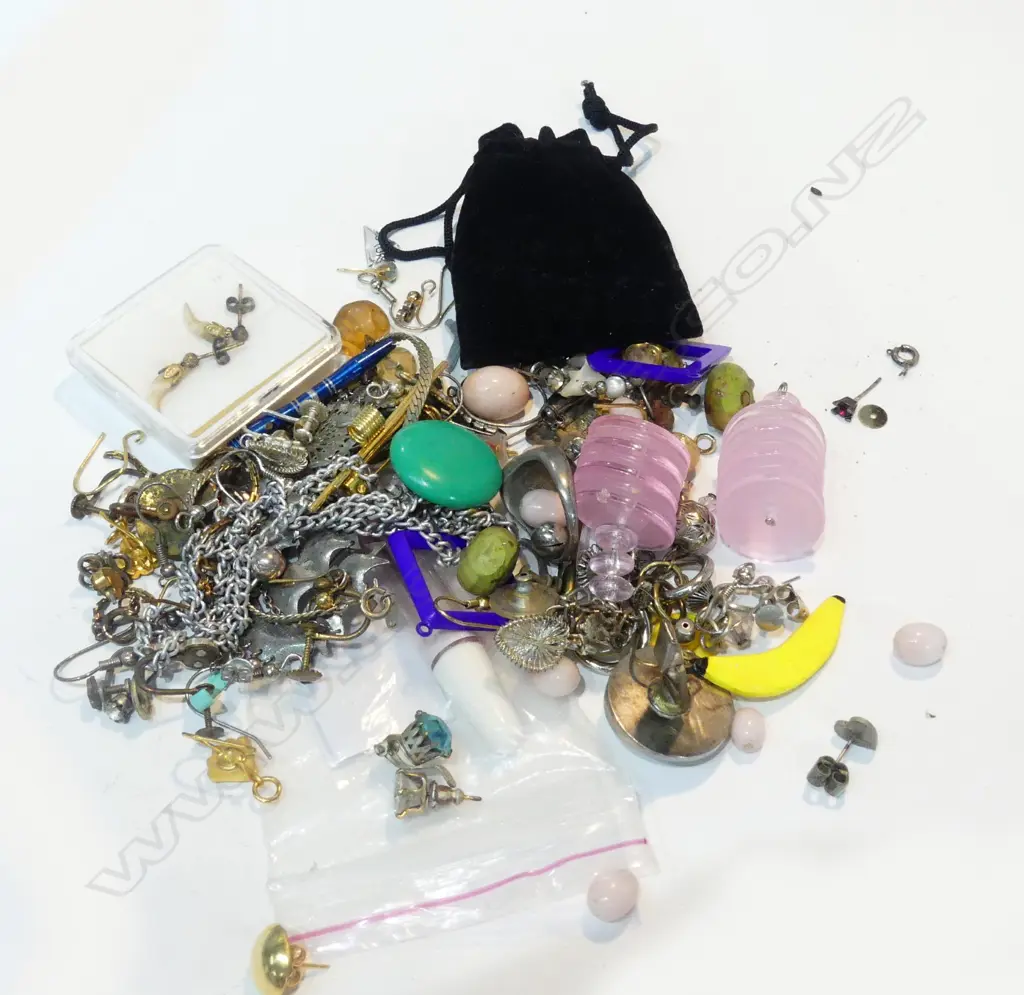 BOX OF ASST. EARRINGS Image 1++