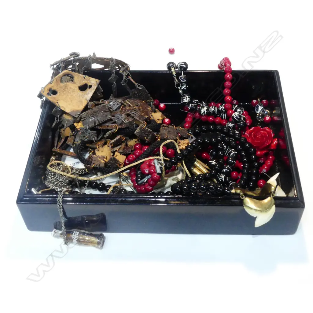 JAPANESE LACQUER JEWELLERY BOX WITH CONTENTS Image 1++