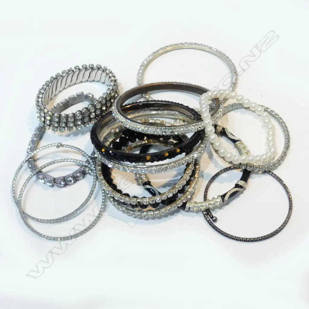 ASSORTED COSTUME JEWELLERY BRACELETS Image 1++