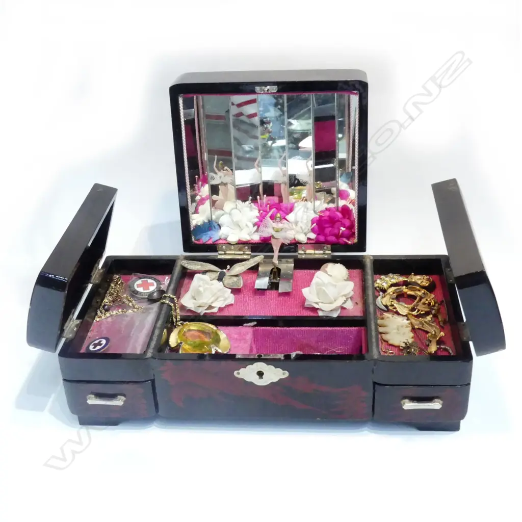 RED & BLACK LACQUER BOX & CONTENTS Image 1++