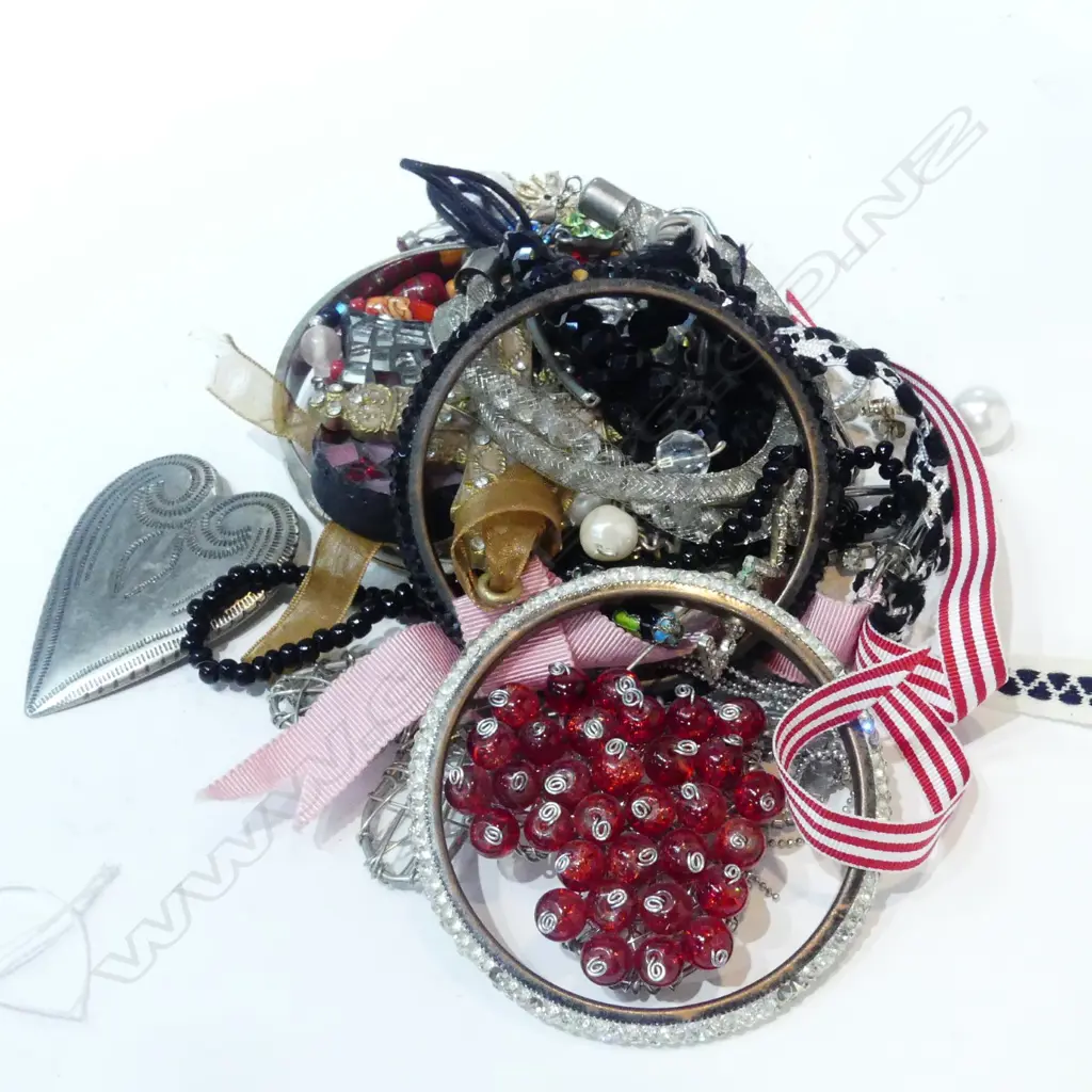 ASSORTED ITEMS COSTUME JEWELLERY Image 1++