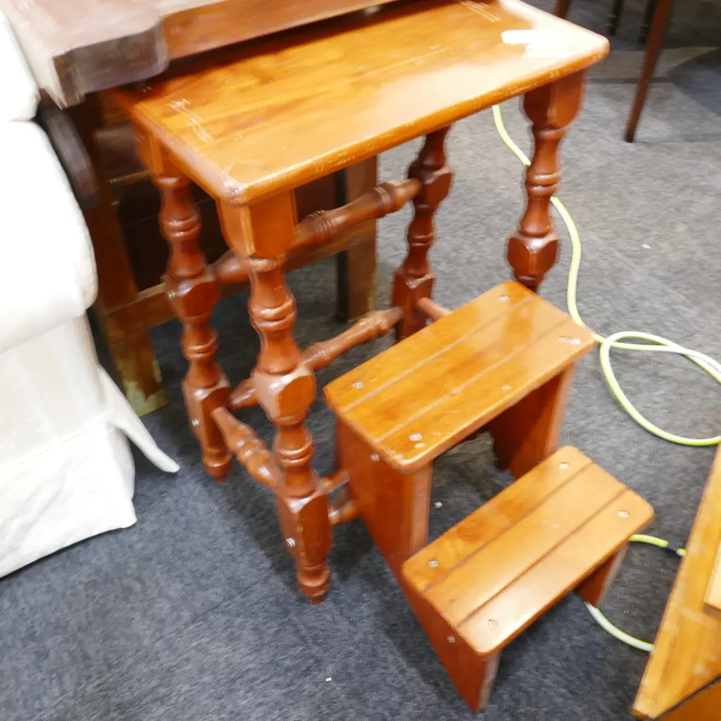 LIBRARY FOLDING STEPS 680MM H AND SHELVES Image 1++