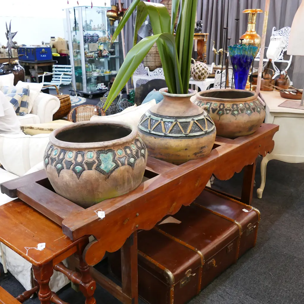 FRENCH WOODEN POT STAND AND 3X  TERRACOTTA POTS Image 1++