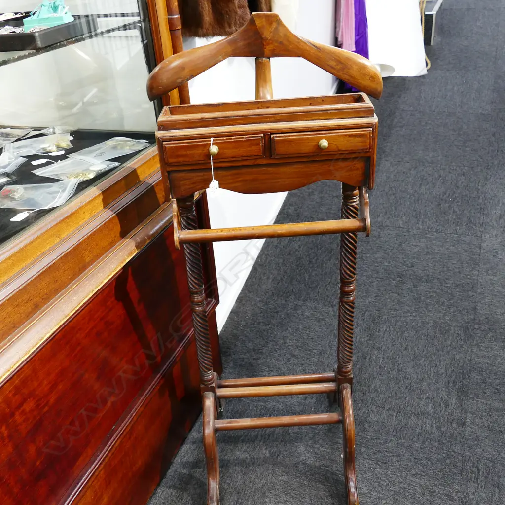 WOODEN VALET Image 1++