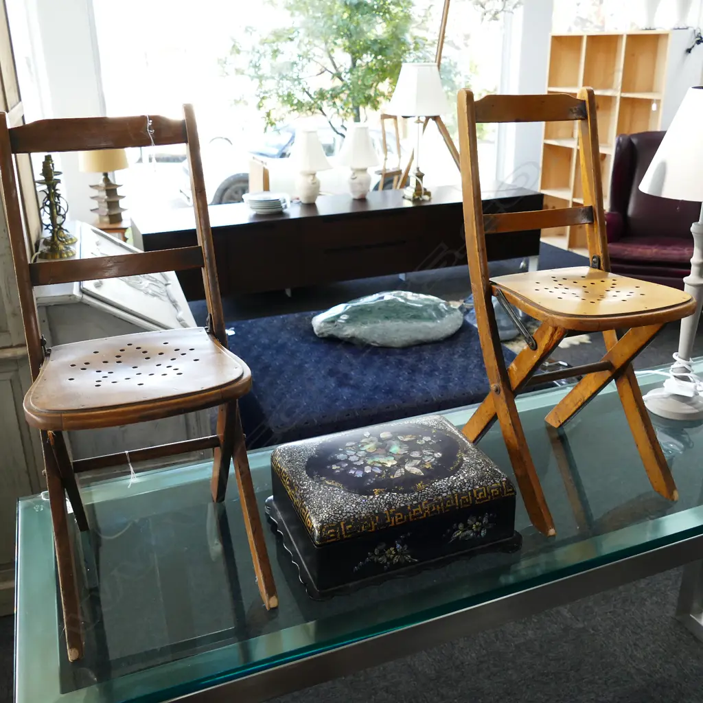 2 CHILDREN'S FOLDING CHAIRS Image 1++