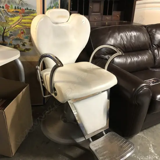 WHITE LEATHER RETRO BARBERS CHAIR 