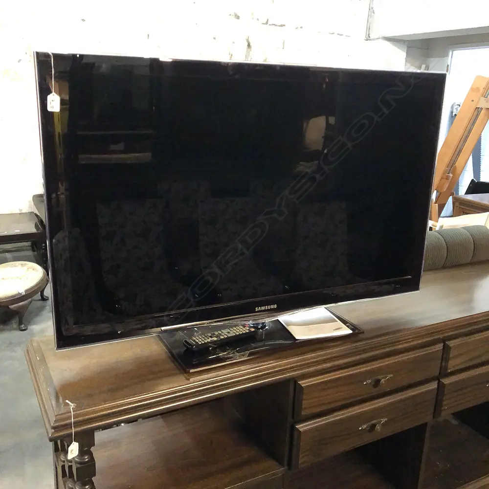 SAMSUNG L.C.D SERIES 6 45 INCH TV WITH REMOTE Image 1++