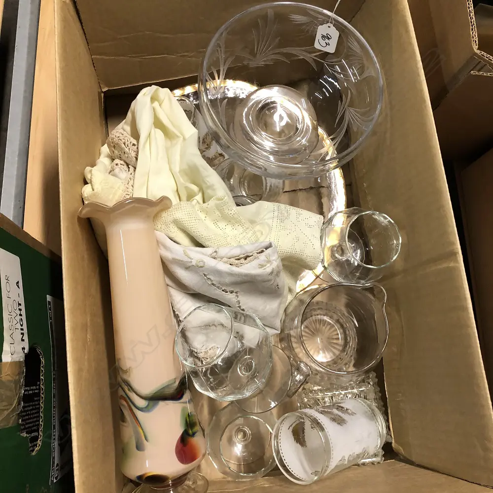 LOT CRYSTAL BOWL /VASE/GLASSES/TABLE LINEN ETC Image 1++