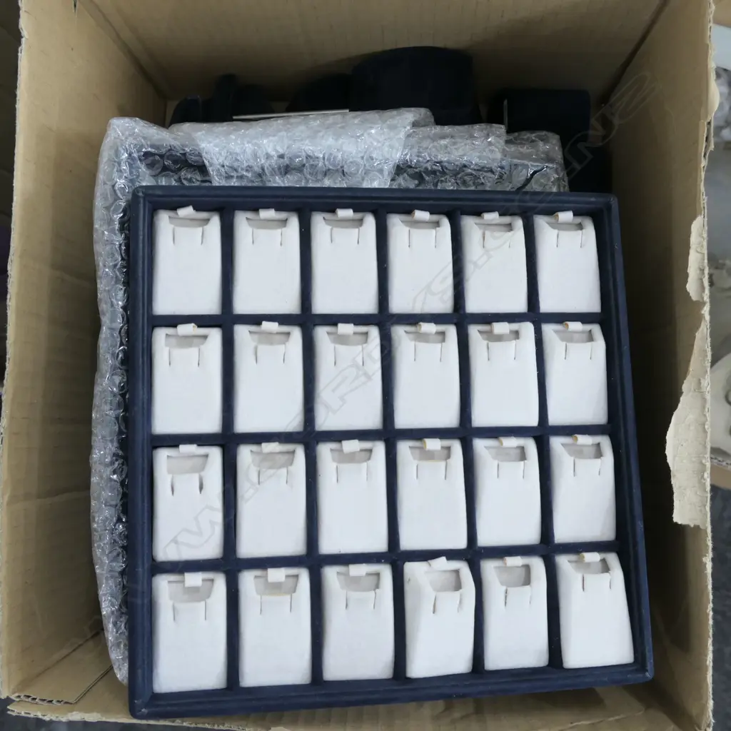 BOX OF JEWELLERY DISPLAY STANDS Image 1++