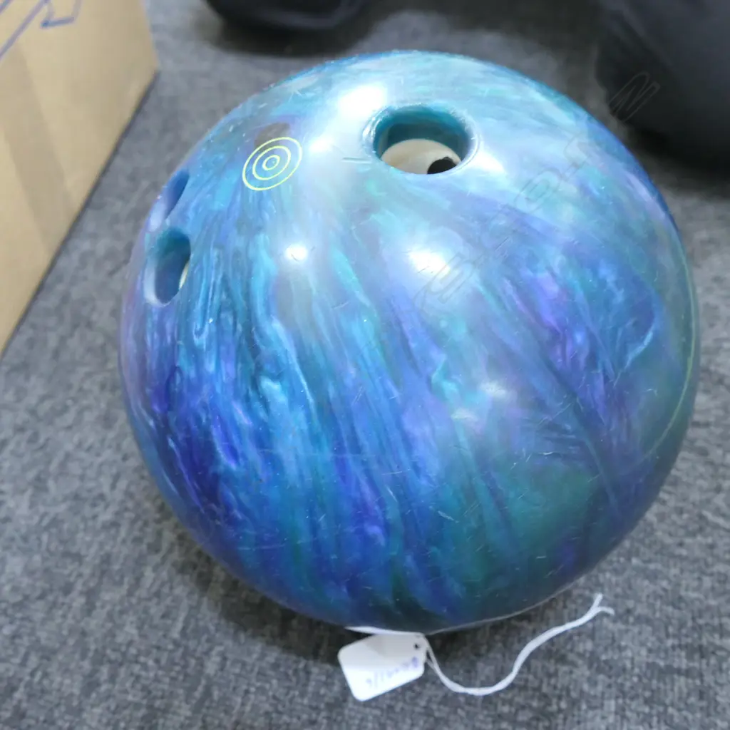 TEN PIN BOWLING BALL AND BAG Image 1++