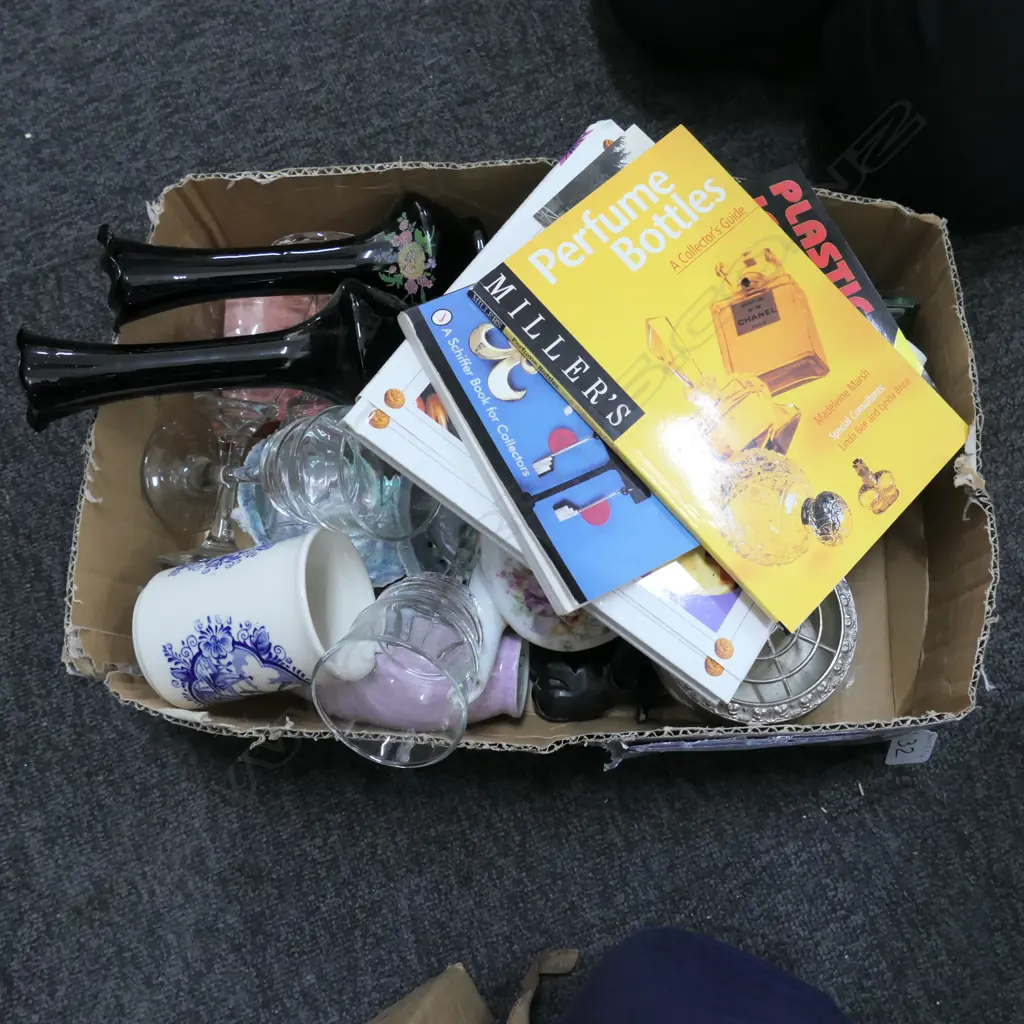 BOX OF PAUA SHELLS, ASSORTED VASES ETC Image 1++