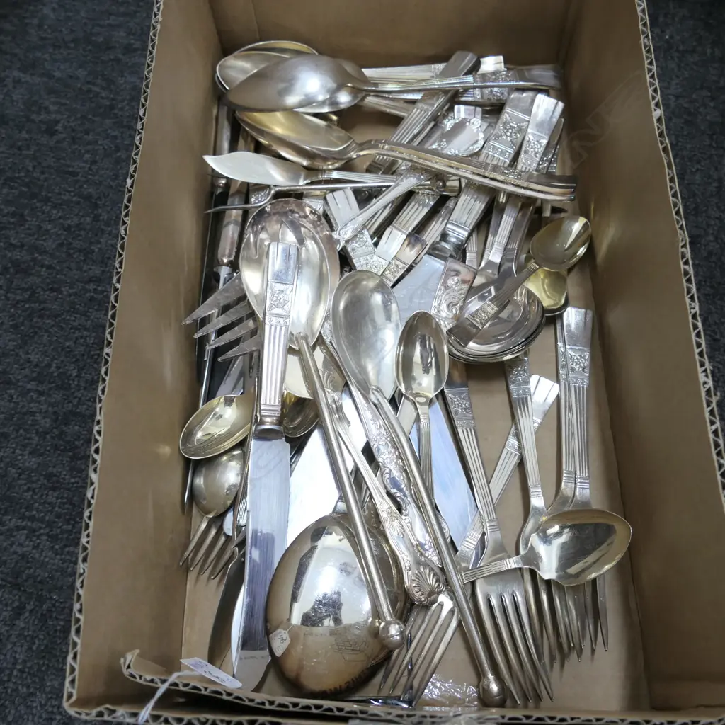 59 PCE SHEFFIELD 'ARLINGTON' CUTLERY; 6 EACH: MAIN & ENTREE FORK, MAIN & ENTREE KNIFE, DESSERT, SOUP, TEASPOON, 13 ASST  Image 1++