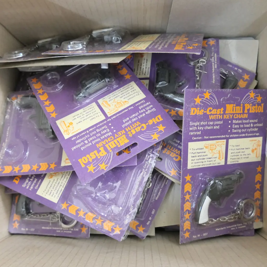 LOT ASST DIE CAST MINI PISTOLS Image 1++