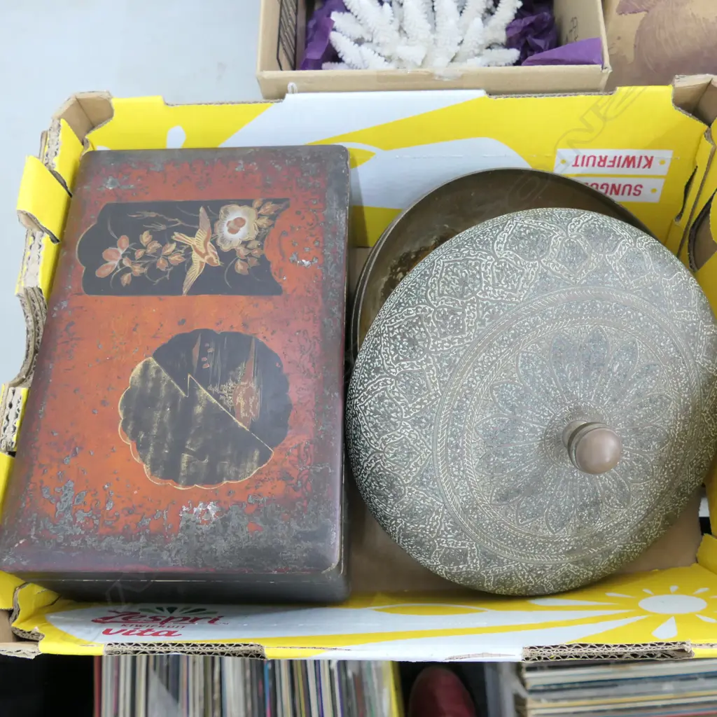EASTERN ITEMS, VINTAGE JEWELLERY BOX AND BRASS LIDDED BOWL Image 1++