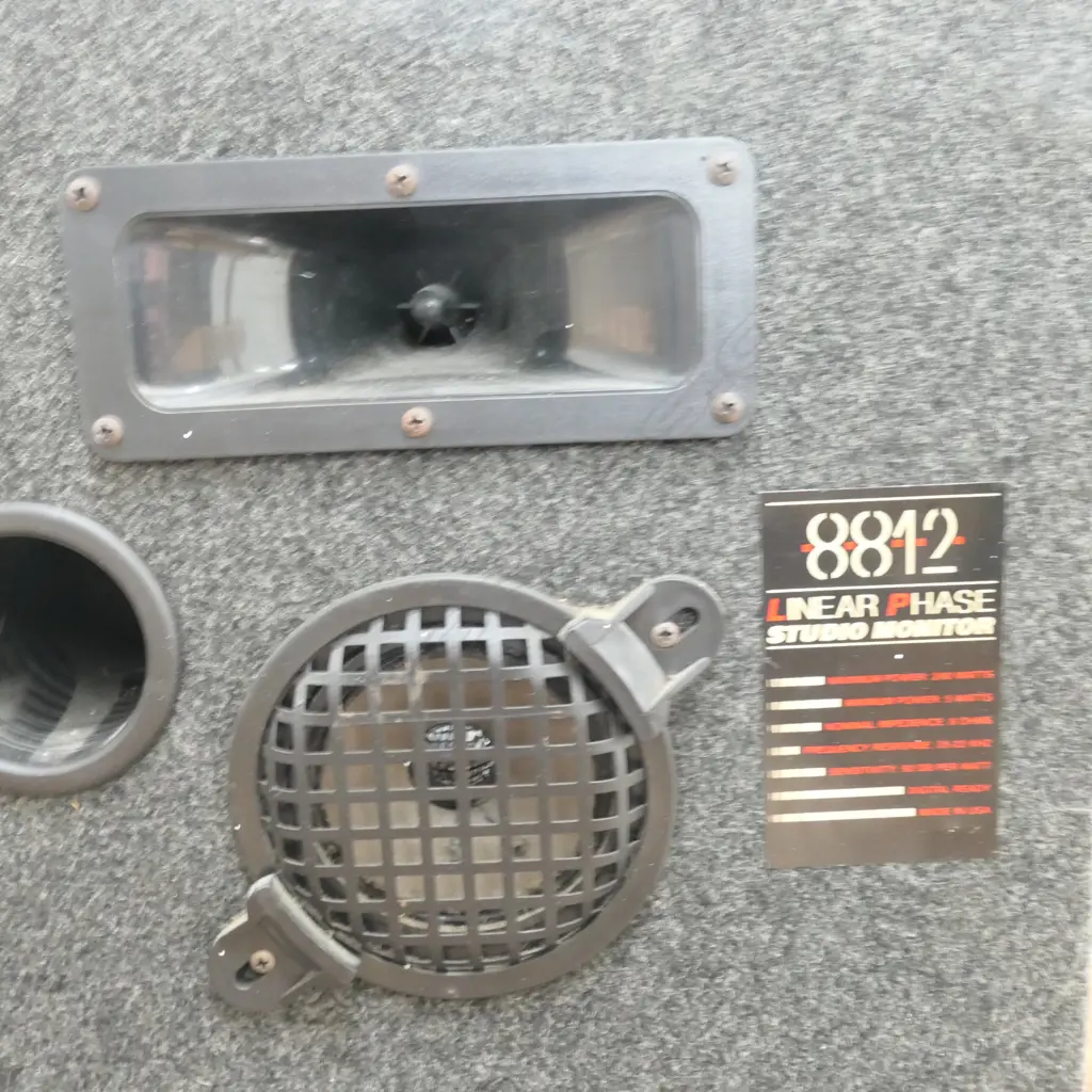 PAIR OF LARGE 8812 LINEAR PHASE STUDIO MONITORS Image 1++