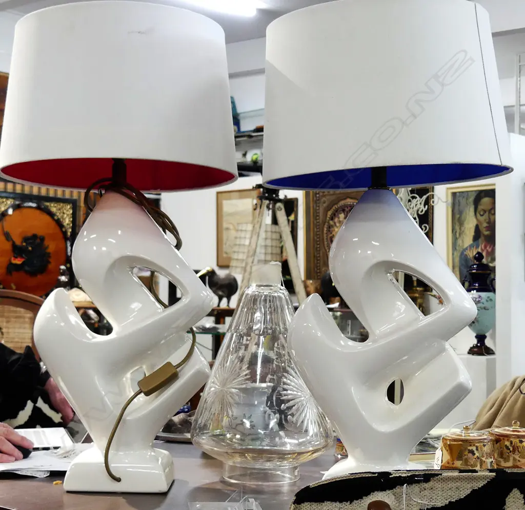 PAIR OF LARGE DESIGNER TABLE LAMPS WITH SHADES WHITE Image 1++