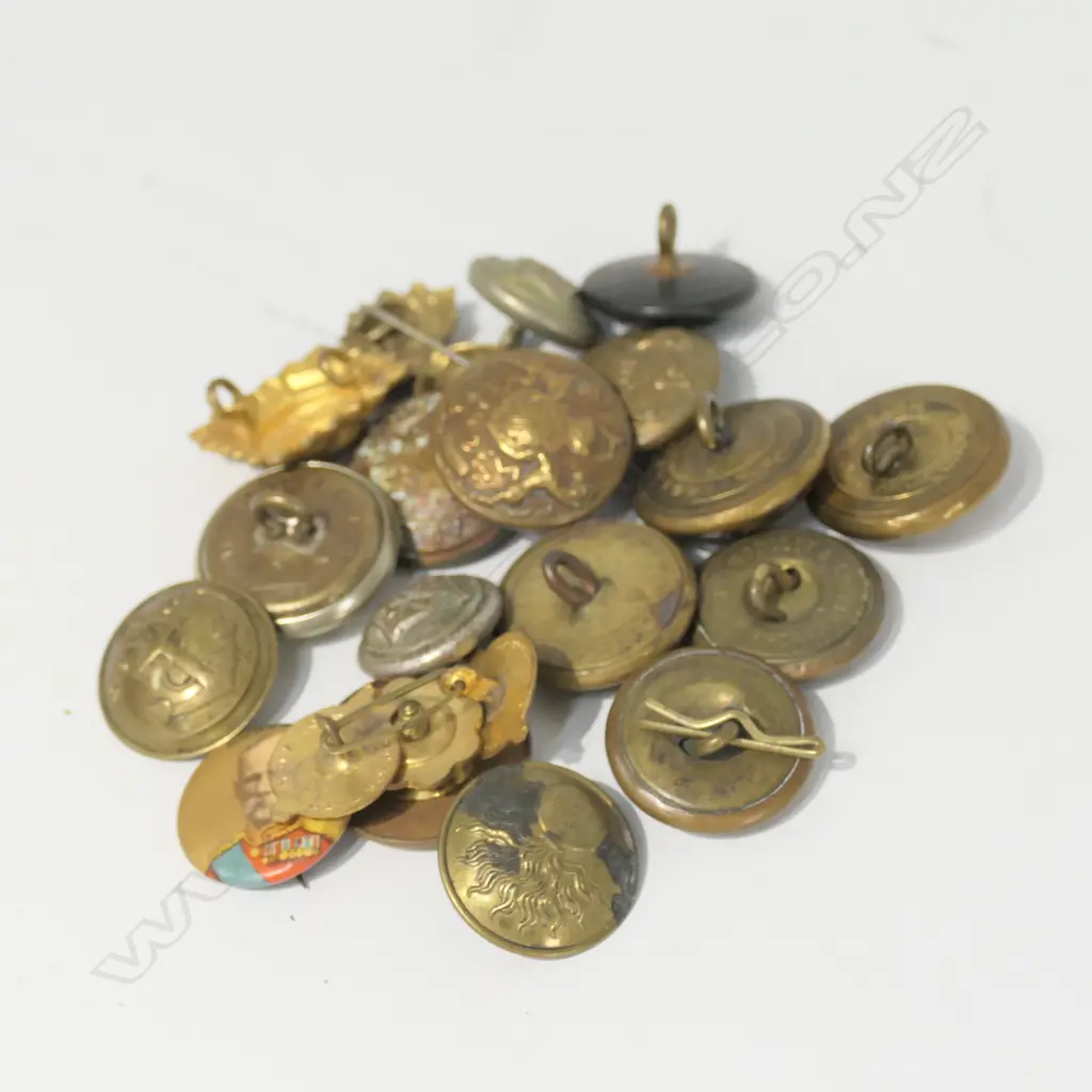 REGIMENTAL BUTTONS & ODD BADGES  Image 1++