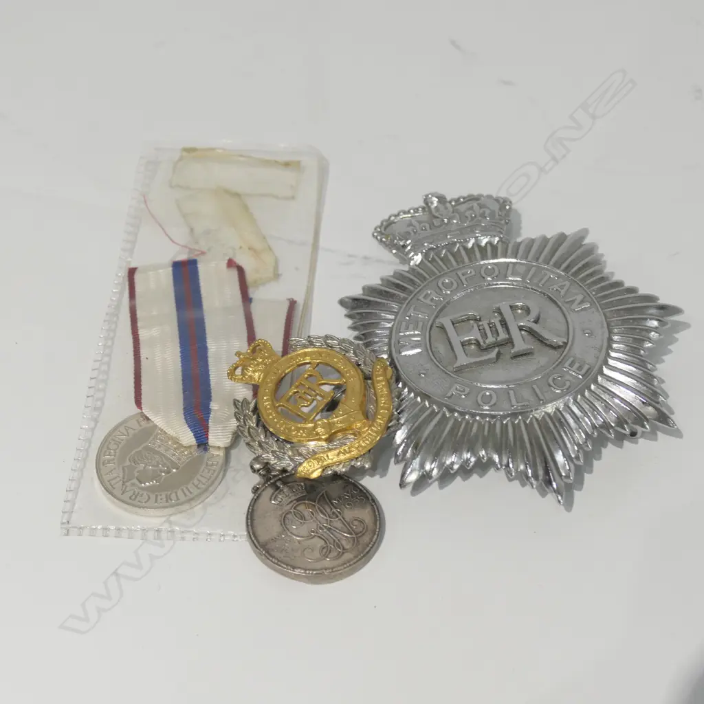 BRITISH POLICE CAP BADGE, ERII AND GVI 25th JUBILEE MEDALS + AUST ENG, CAP BADGE Image 1++