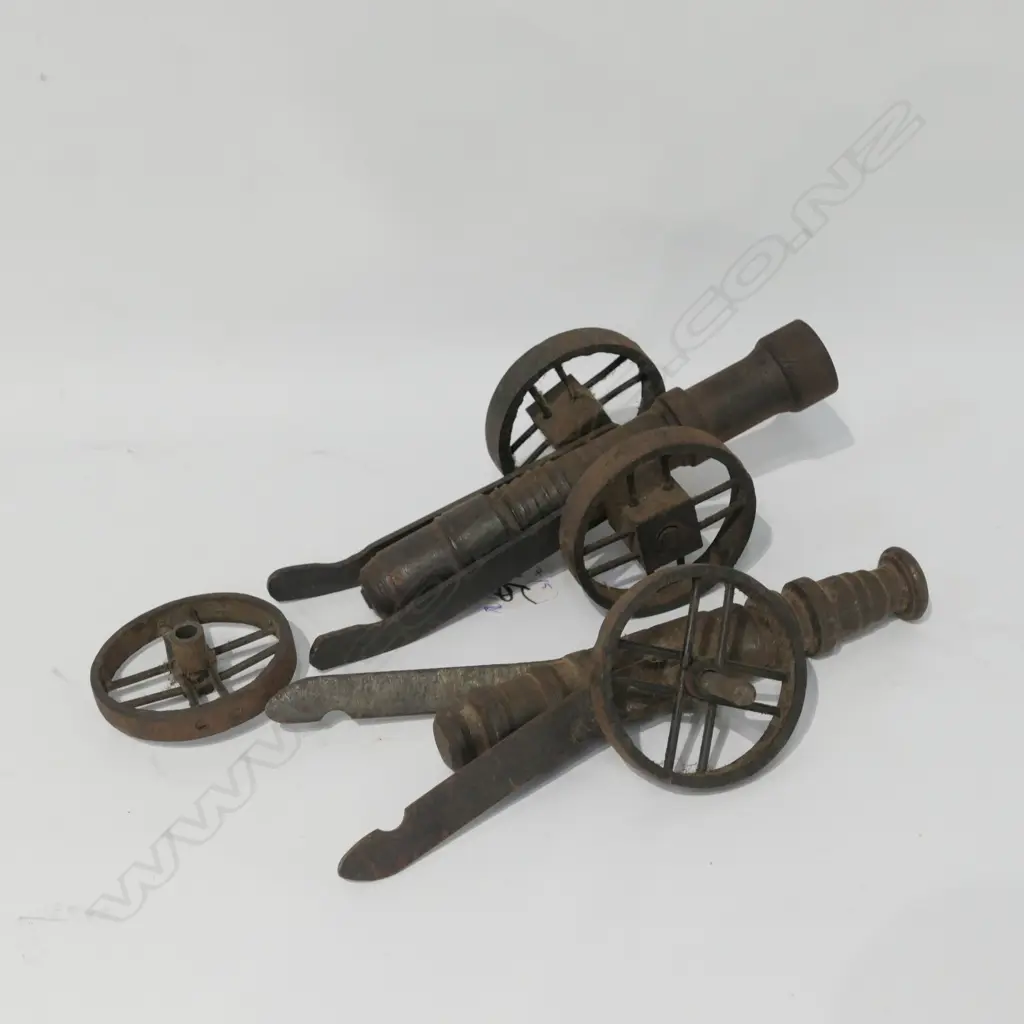 PAIR OF CAST IRON CANONS. L. 170MM Image 1++