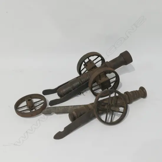 PAIR OF CAST IRON CANONS. L. 170MM