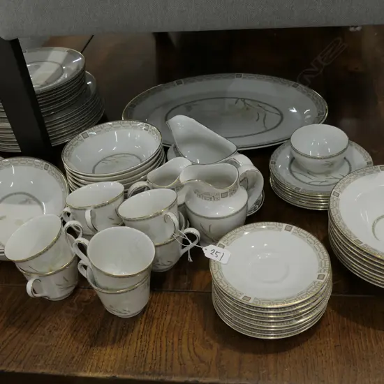 QUALITY LG ROYAL DULTON DINNER SET 8 PC . MINT CONDITION 