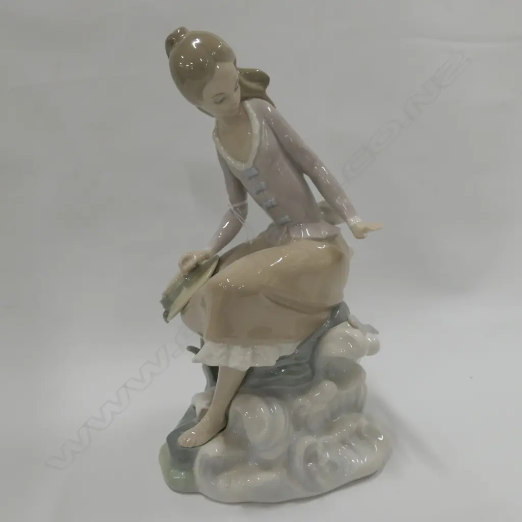 LLADRO GIRL WITH HAT H 230 MM Image 1++