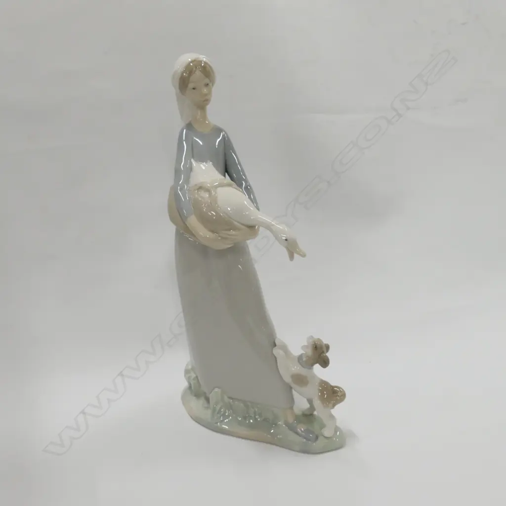 LLADRO GIRL WITH GOOSE H 280 MM Image 1++