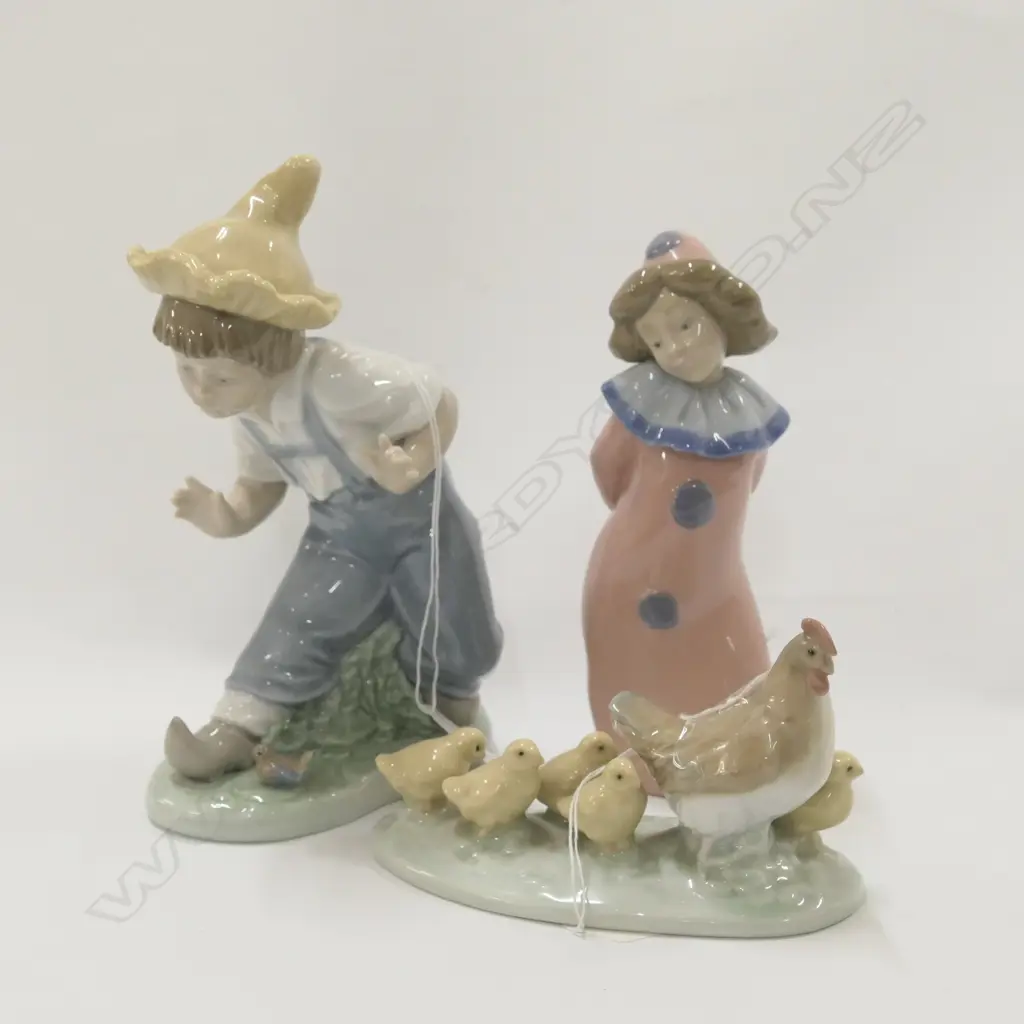 3 NAO FIGURES BOY/CLOWN +CHICKENS H 160 MM Image 1++