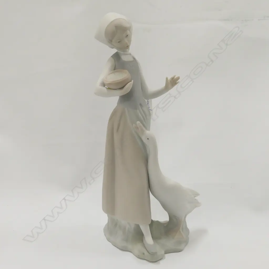 LLADRO FIGURE GIRL WITH GOOSE H 250 MM Image 1++