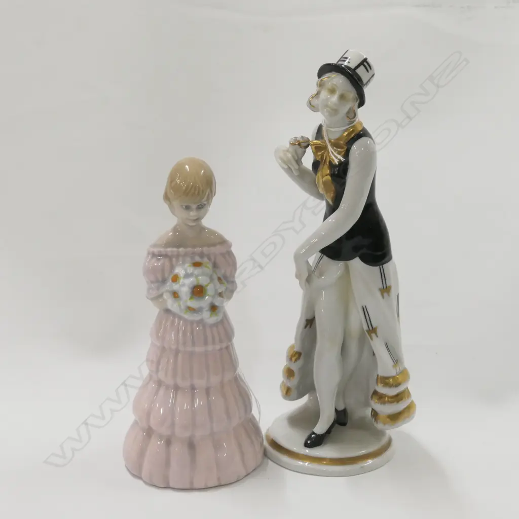 A VOLKSTEDIER FIGURE OF A WOMAN +UNMARKED FIGURE OF A GIRL H 210 MM Image 1++