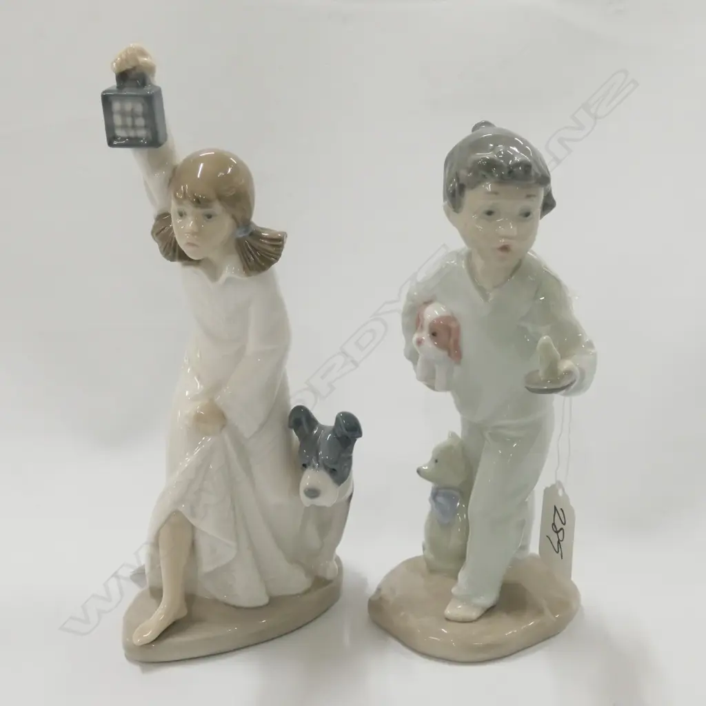 2 NAO FIGURES BOY+GIRL WITH DOG H 230 MM Image 1++