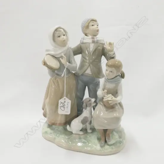 LLADRO PORCELAIN FIGURE GROUP OF CHILDREN. H.230mm