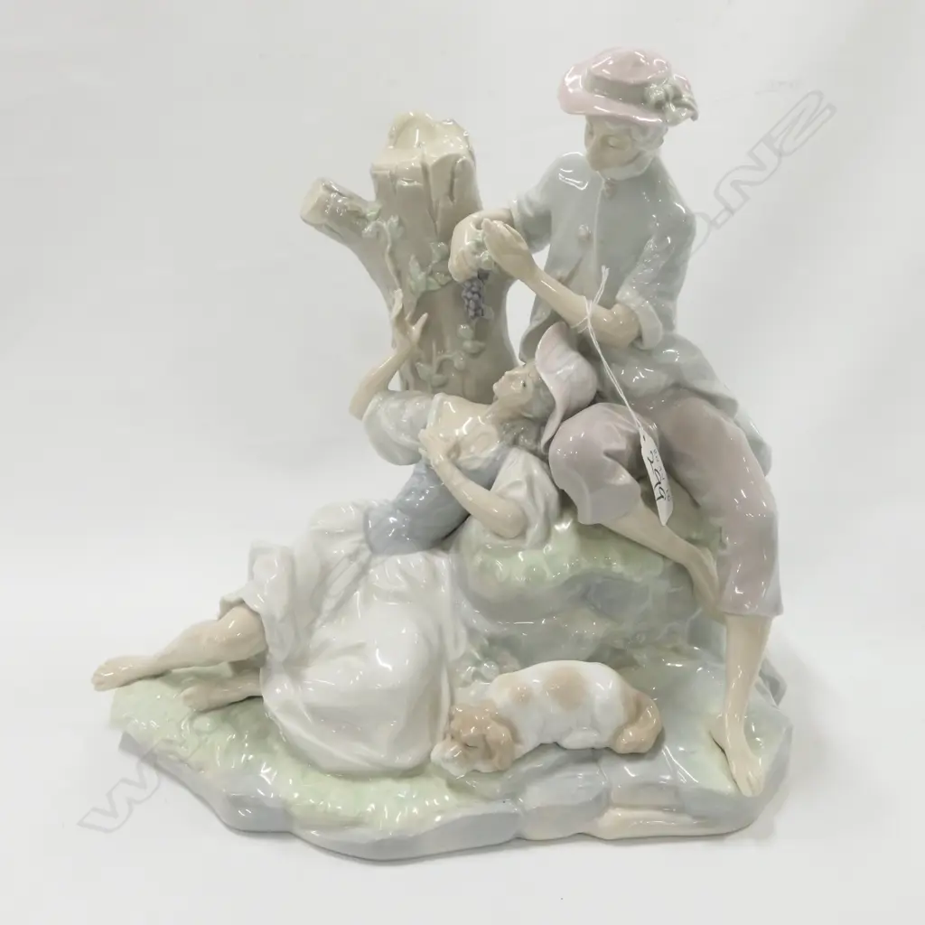 LLADRO PORCELAIN FIGURE GROUP - YOUNG LOVERS. H.260mm Image 1++