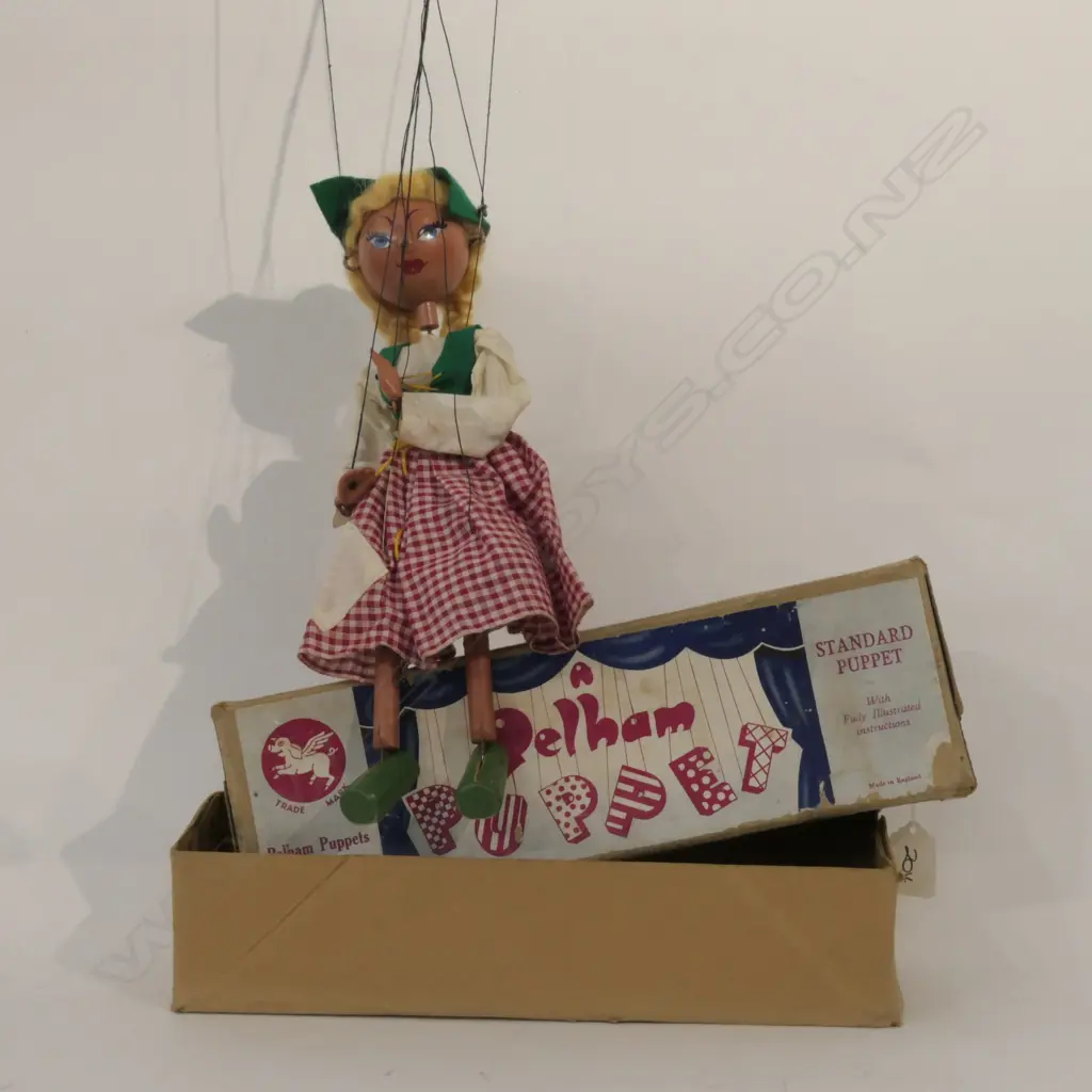 BOXED PELHAM PUPPET OF A DUTCH GIRL BOX 340 MM Image 1++