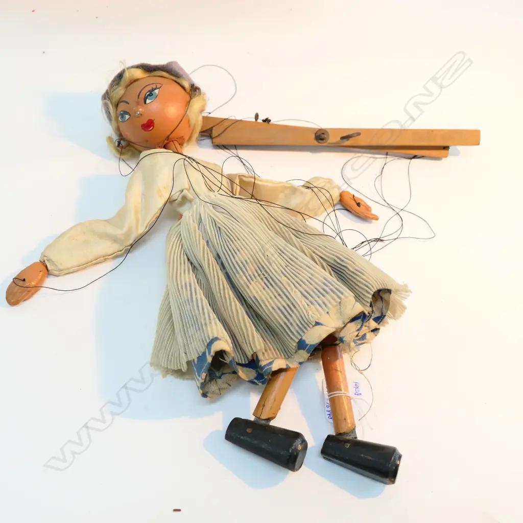 BOXED PELHAM PUPPET OF A YOUNG WOMAN BOX 340 MM Image 1++