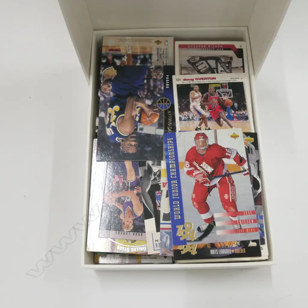 BOX OF AMERICAN BASEBALL CARDS Image 1++