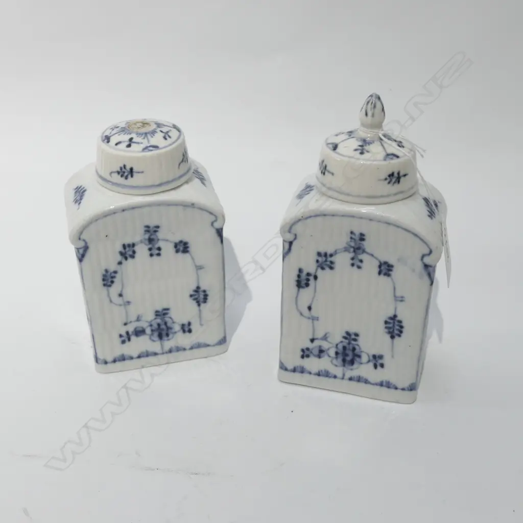 PAIR OF TEA CADDIES IN ONION FLOWER PATTERN ONE AF Image 1++