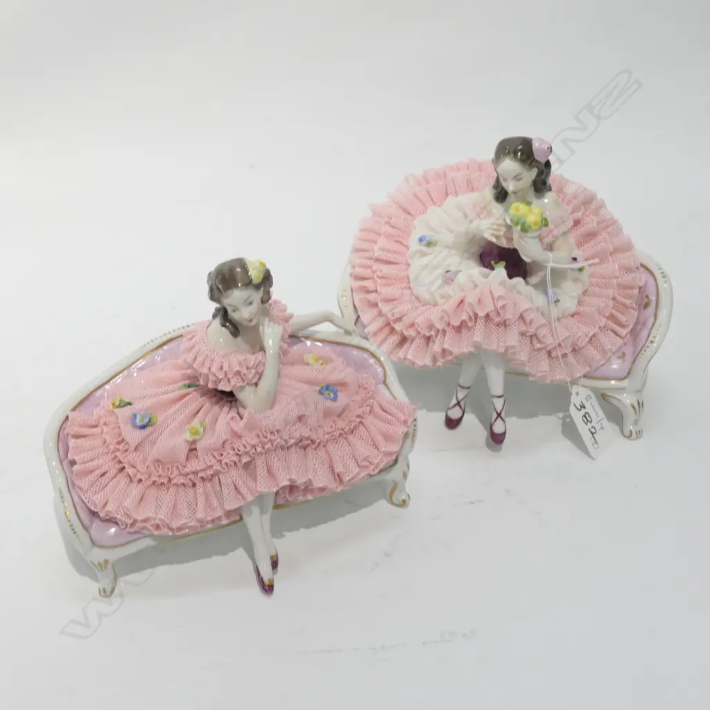  2 DRESDEN FIGURES WOMAN ON SOFAS L 170 MM Image 1++