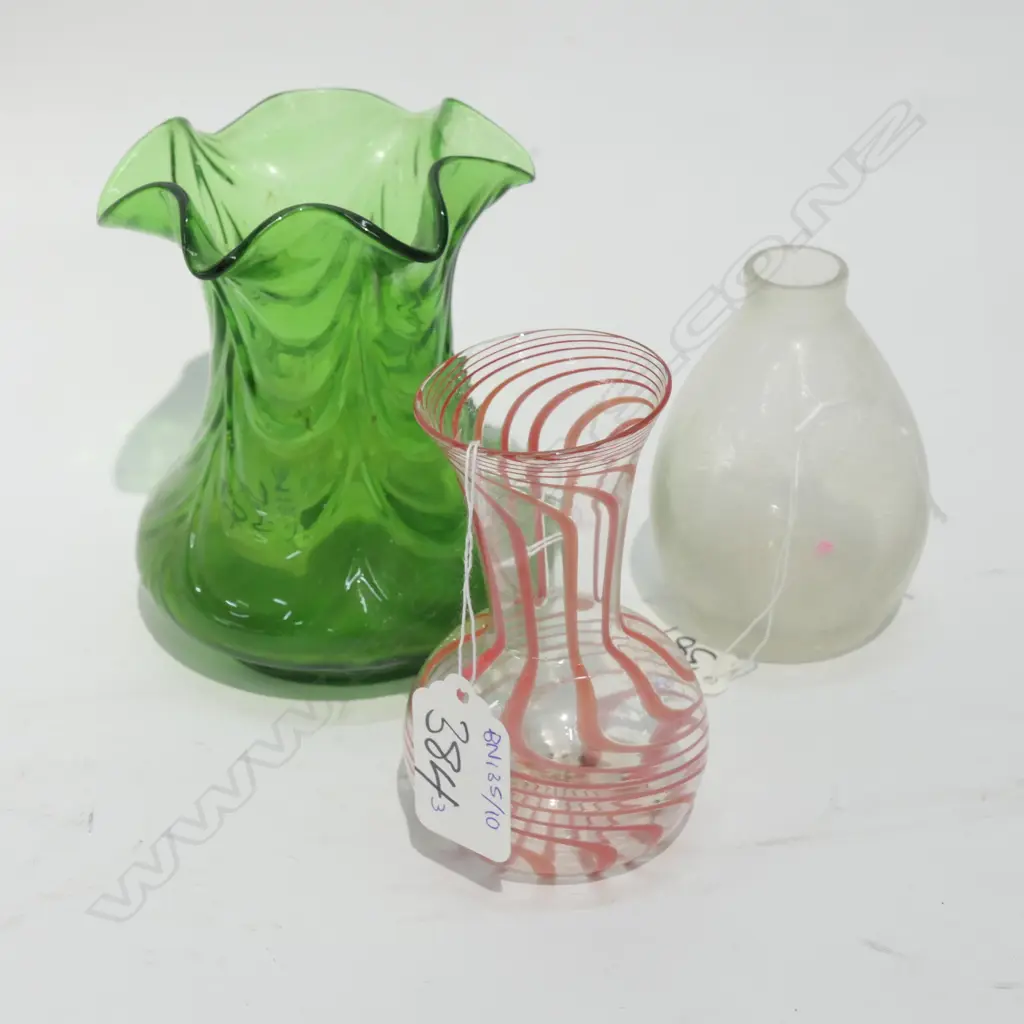 3 SMALL ART GLASS VASES. TALLEST 110MM Image 1++