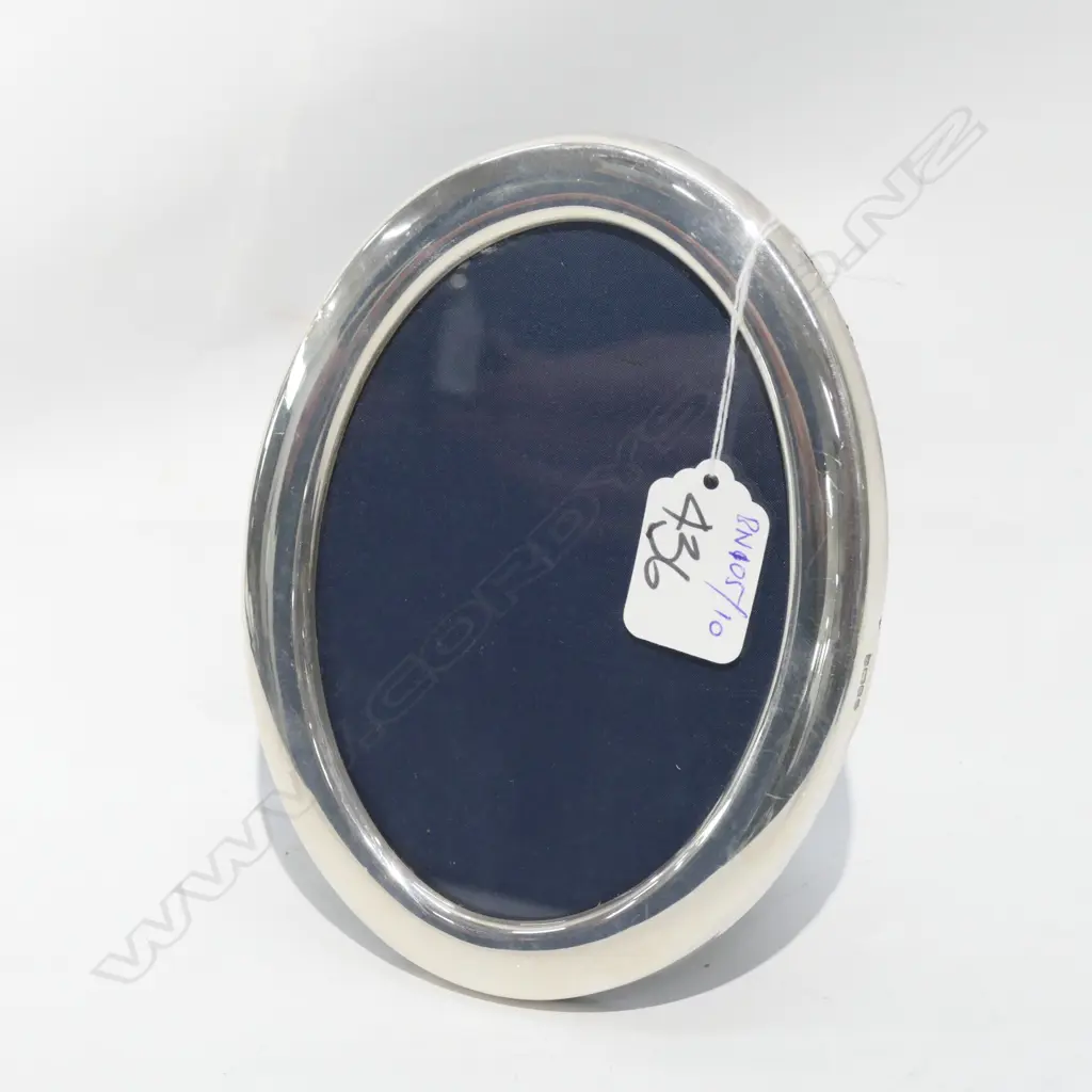 OVAL PLAIN SILVER PHOTO FRAME, EASEL BACK, 165 x 125mm Image 1++