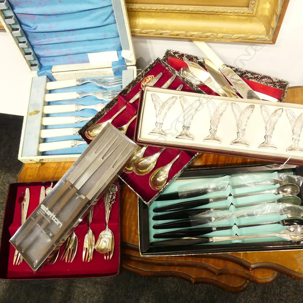 SELECTION OF SILVER PLATE CUTLERY, PLACE NAME HOLDERS Image 1++