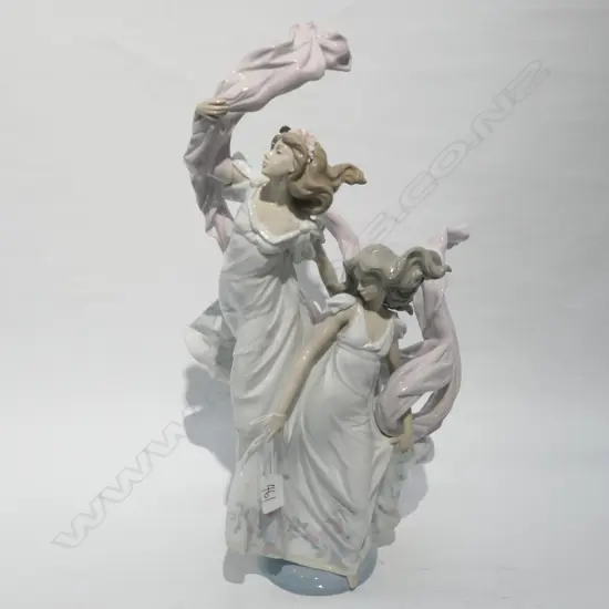 LARGE LLADRO FIGURE GROUP OF 2 YOUNG WOMAN H 500 MM