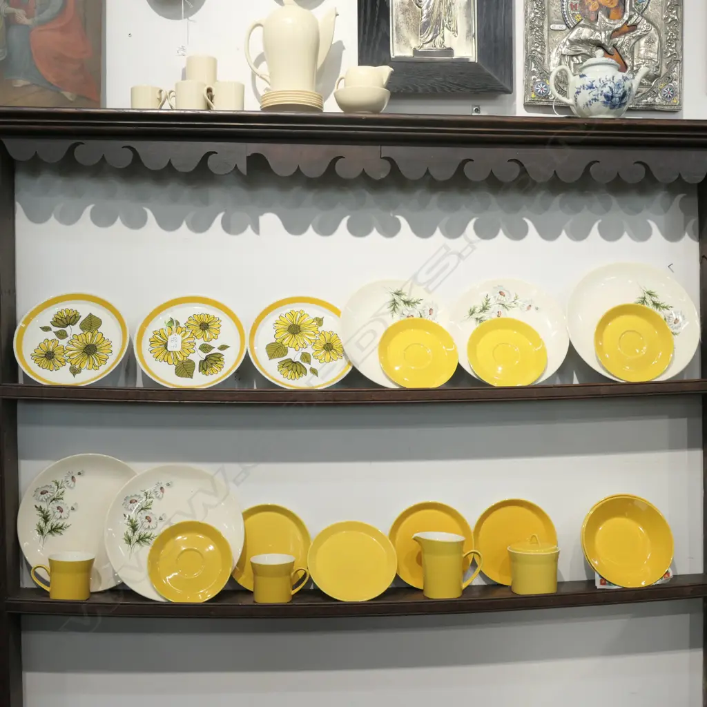 PART DINNER SET - 26 PIECES OF CROWN LYNN  Image 1++