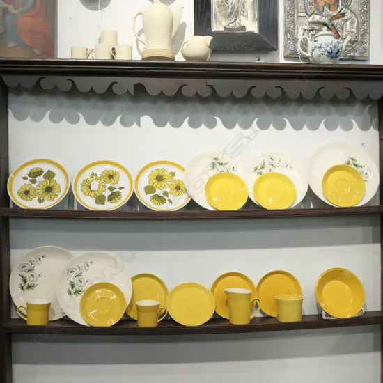 PART DINNER SET - 26 PIECES OF CROWN LYNN 