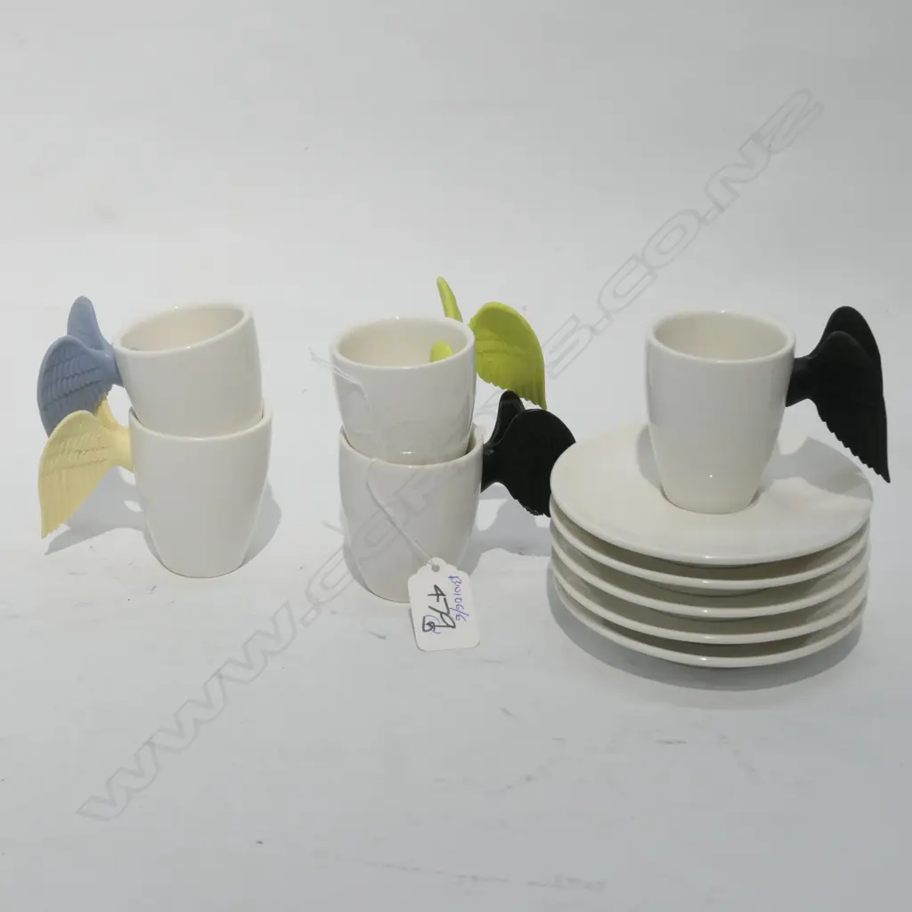 5 GREEN + ASSOCIATES PLASTIC WING COFFEE CUPS AND SAUCERS Image 1++