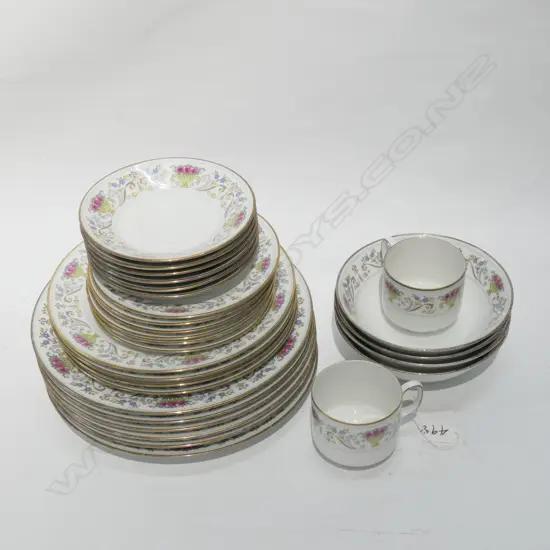 28 PCE GERMAN DINNER SET; 6 MAIN, 4 ENTREE, 6 SIDE, 6 SAUCERS, 4 BOWLS, 2 CUPS