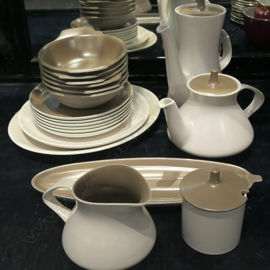 POOLE 19 PC INCLUDING TEA AND COFFEE POT Image 1++